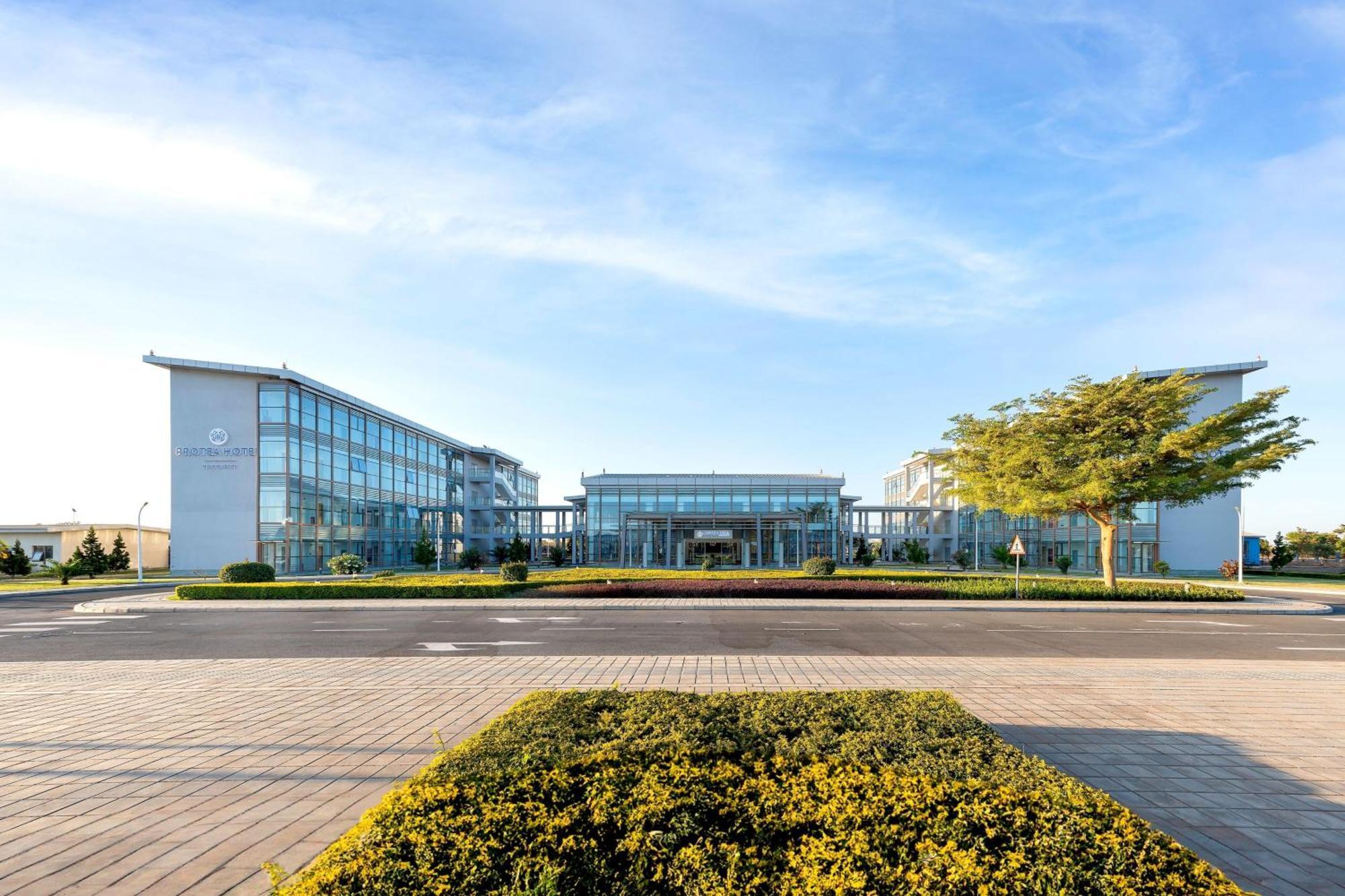 Protea Hotel By Marriott Lusaka International Airport Exterior foto