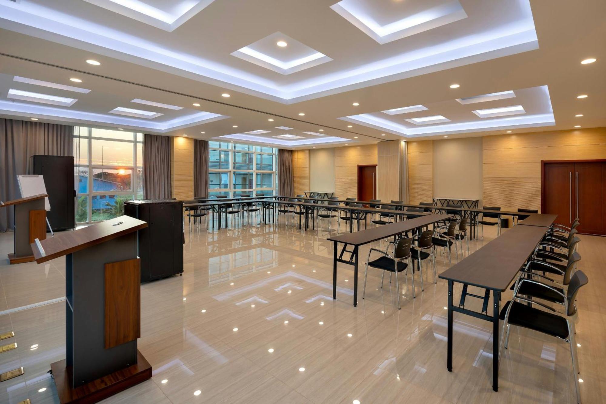 Protea Hotel By Marriott Lusaka International Airport Exterior foto