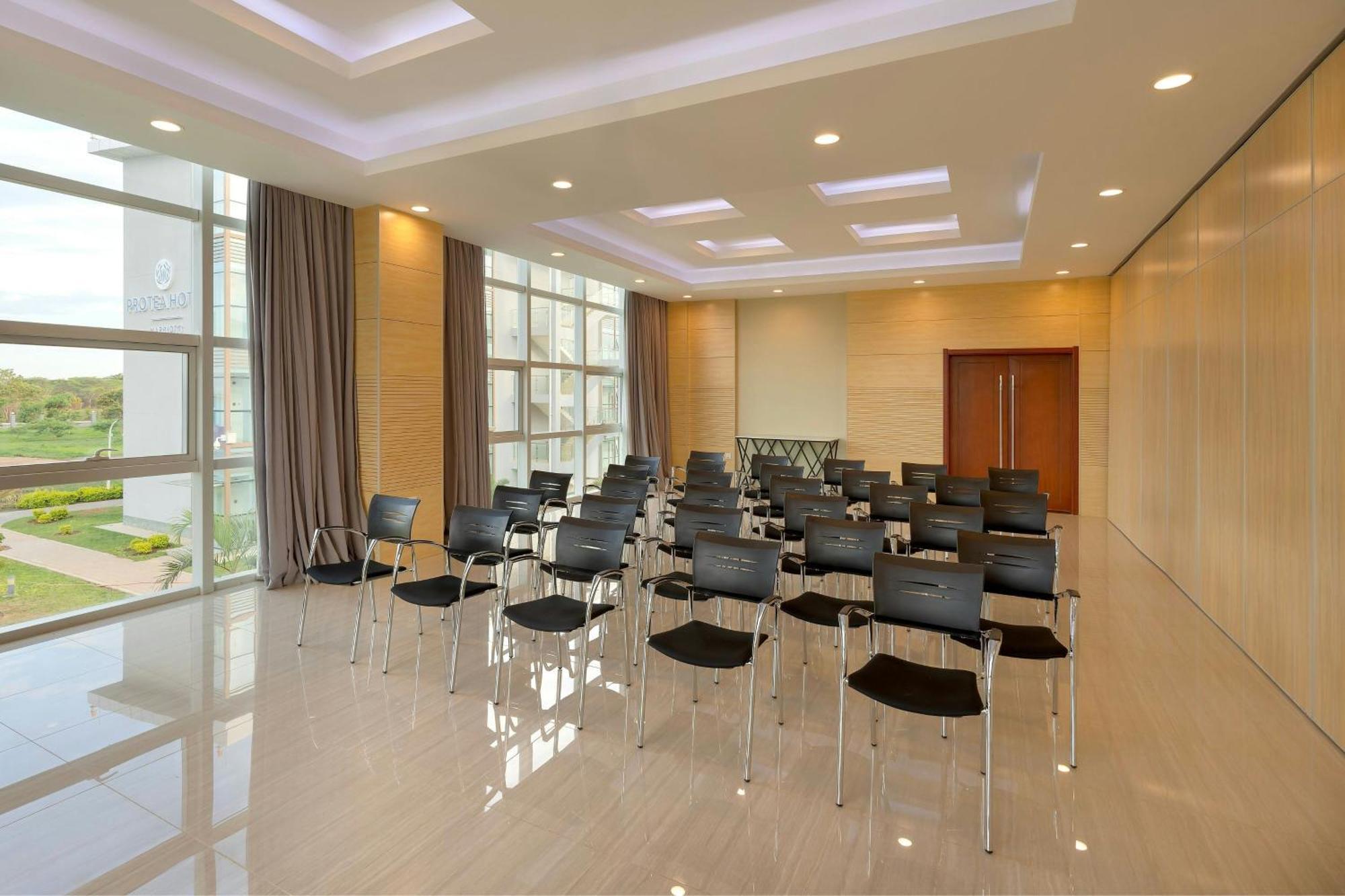 Protea Hotel By Marriott Lusaka International Airport Exterior foto