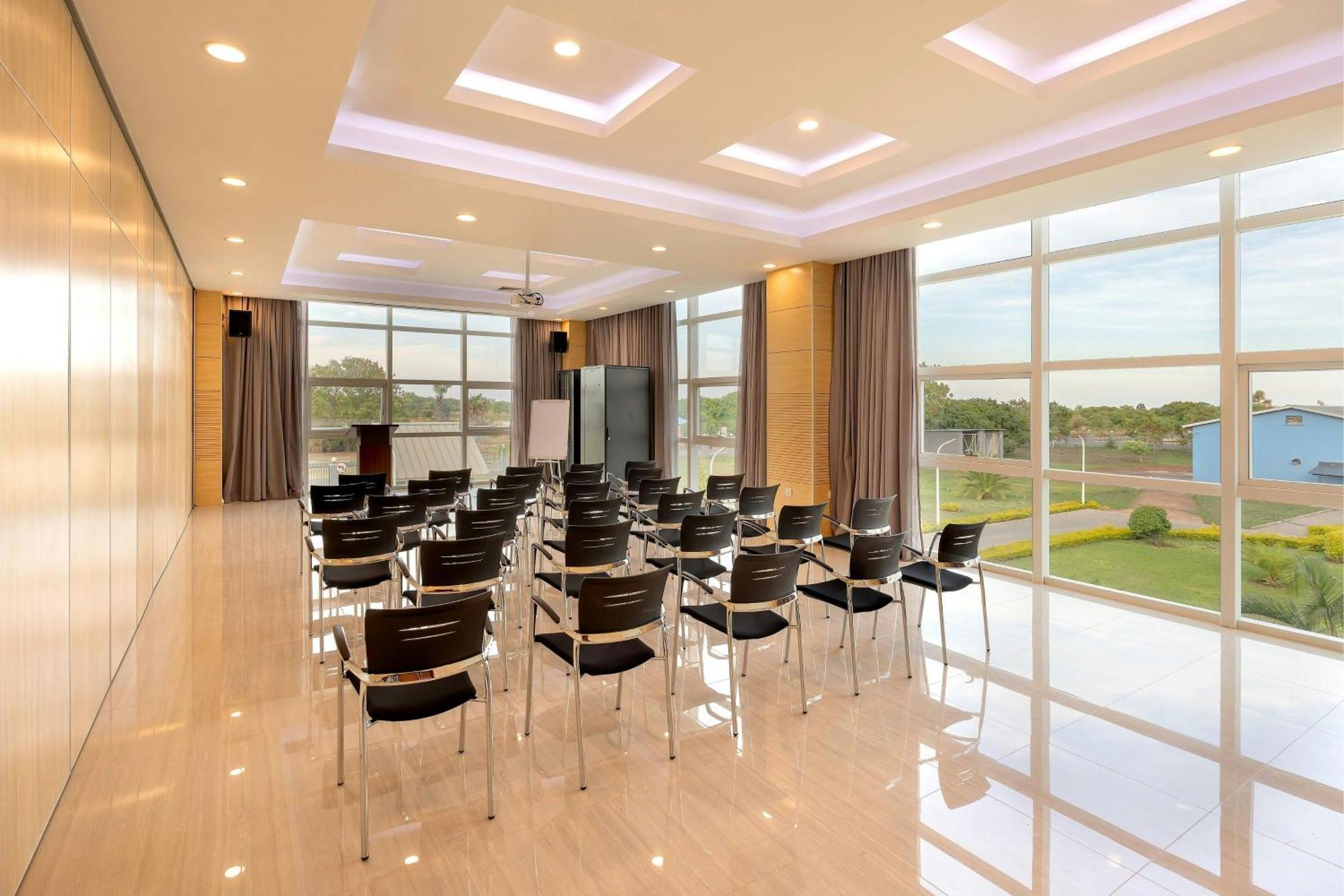 Protea Hotel By Marriott Lusaka International Airport Exterior foto