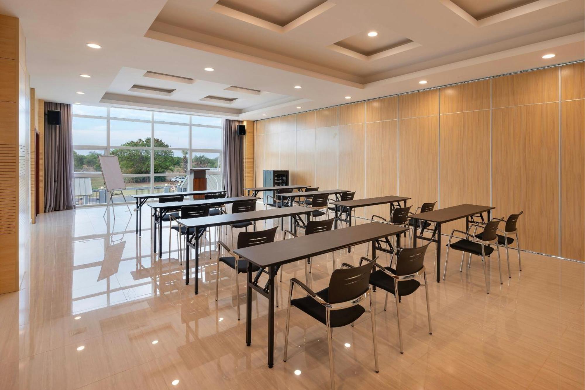 Protea Hotel By Marriott Lusaka International Airport Exterior foto