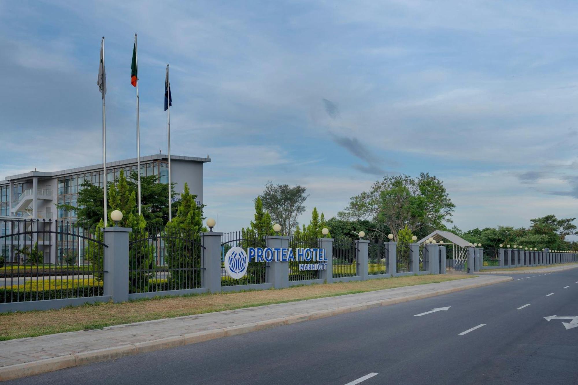 Protea Hotel By Marriott Lusaka International Airport Exterior foto
